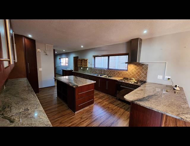 6 BEDROOM FREESTANDING FOR SALE IN BERGSIG